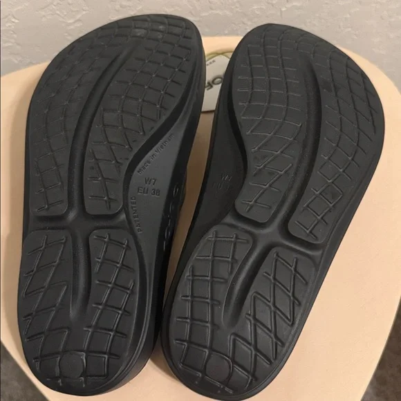 OOFOS OOlala Luxe Women's size 7/EURO 38 Latte  Thong Comfort Sandals - Picture 5 of 6